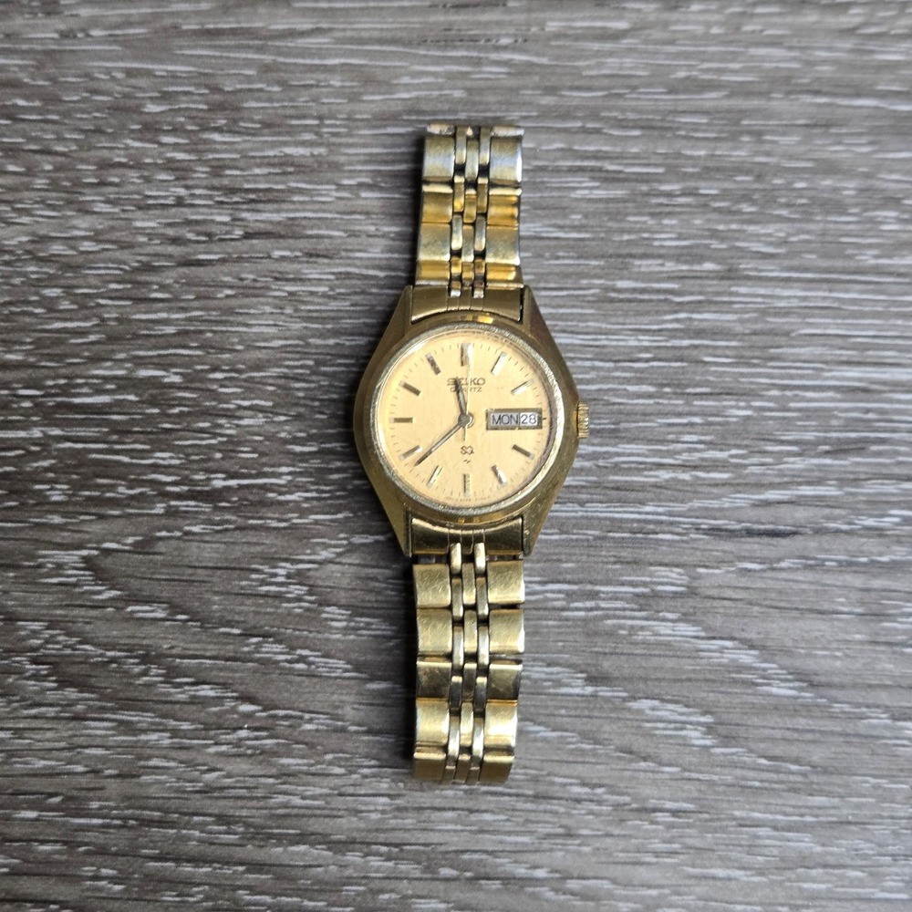 Vintage Seiko Quartz Women Gold Tone Watch Day Date Champagne Dial SQ Japan 2428